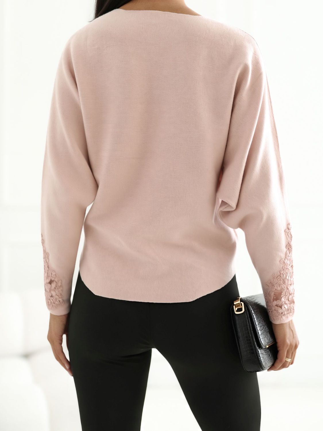 Elegancki jasnoróżowy sweter z koronką