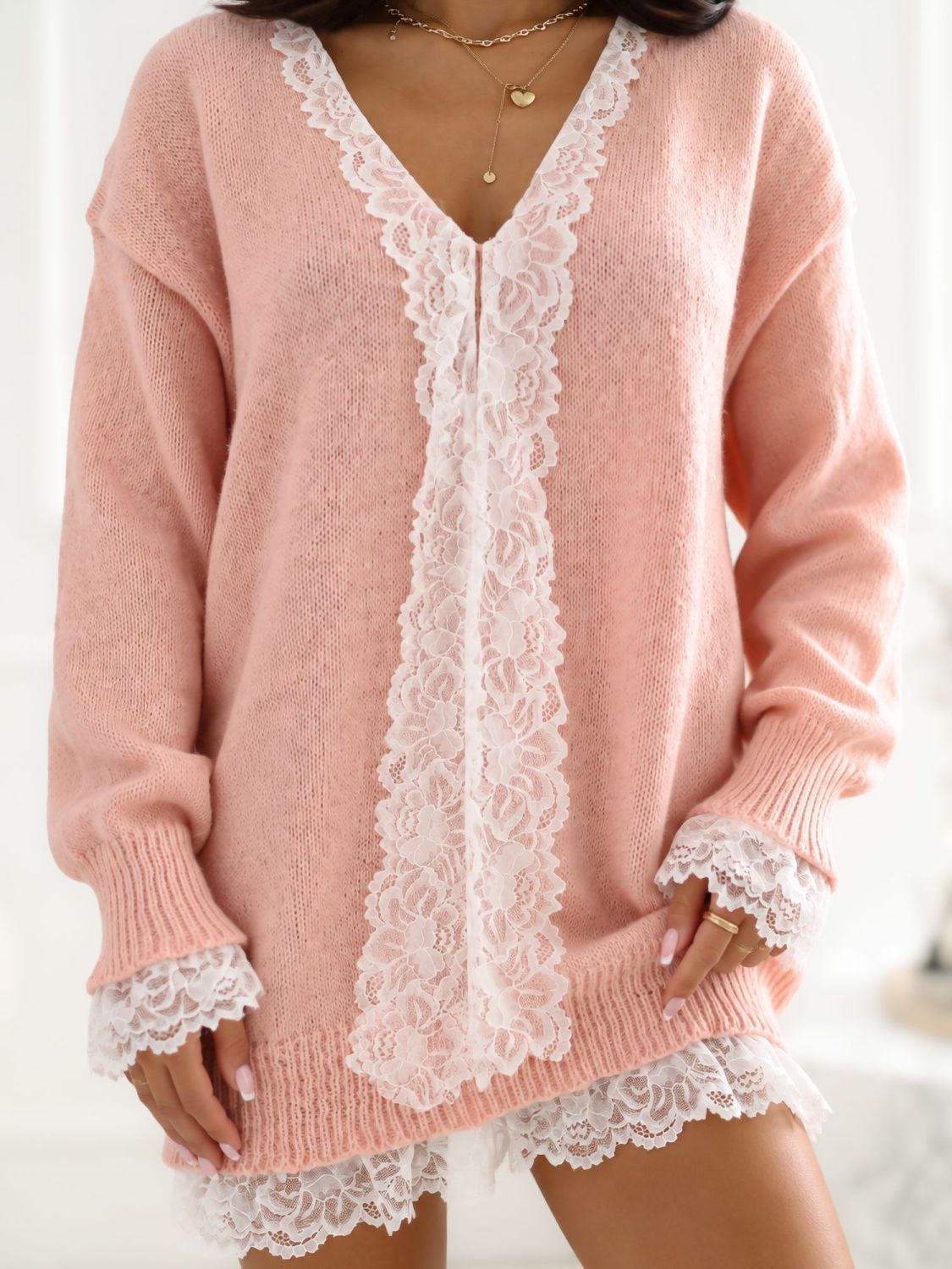 Elegancki różowy sweter z koronką i wiązaniem