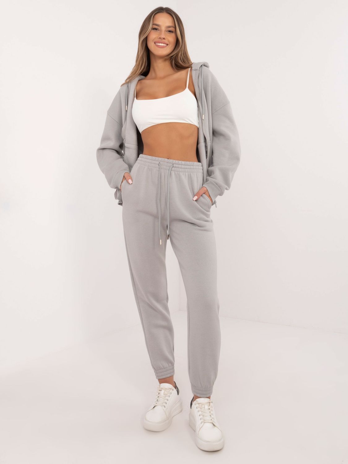 Jasnoszare dresowe joggery z wysokim stanem