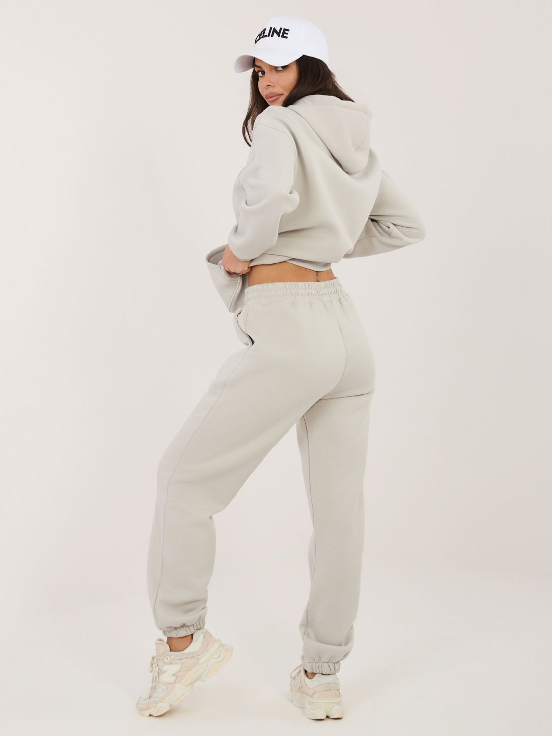 Damski komplet z kapturem w jasnoszarym kolorze