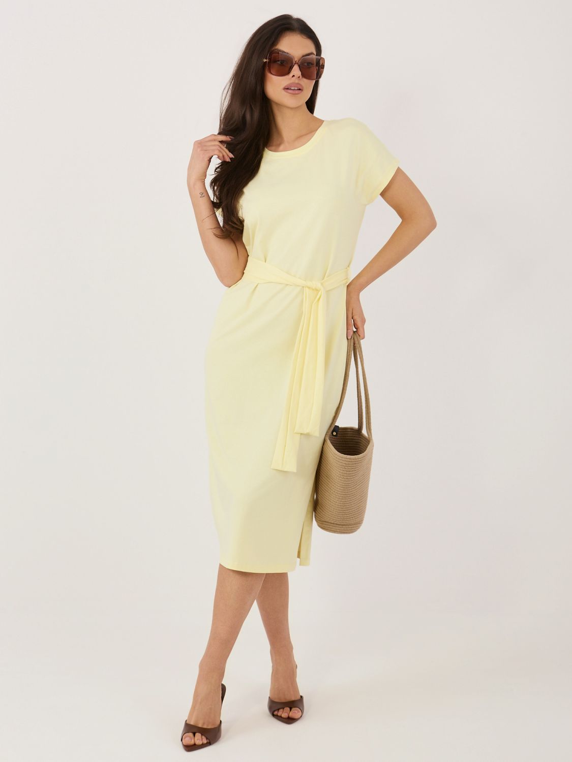 Jasnożółta bawełniana sukienka letnia z paskiem