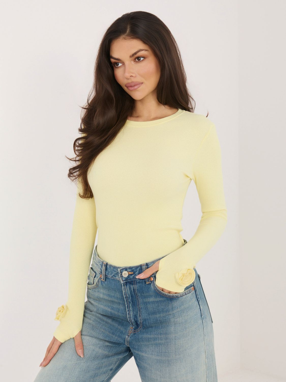 Żółta prążkowana bluzka z długim rękawem