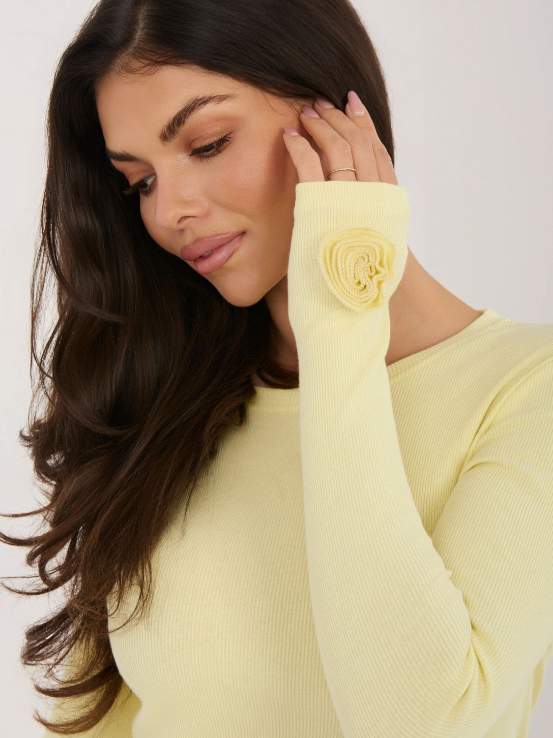 Żółta prążkowana bluzka z długim rękawem