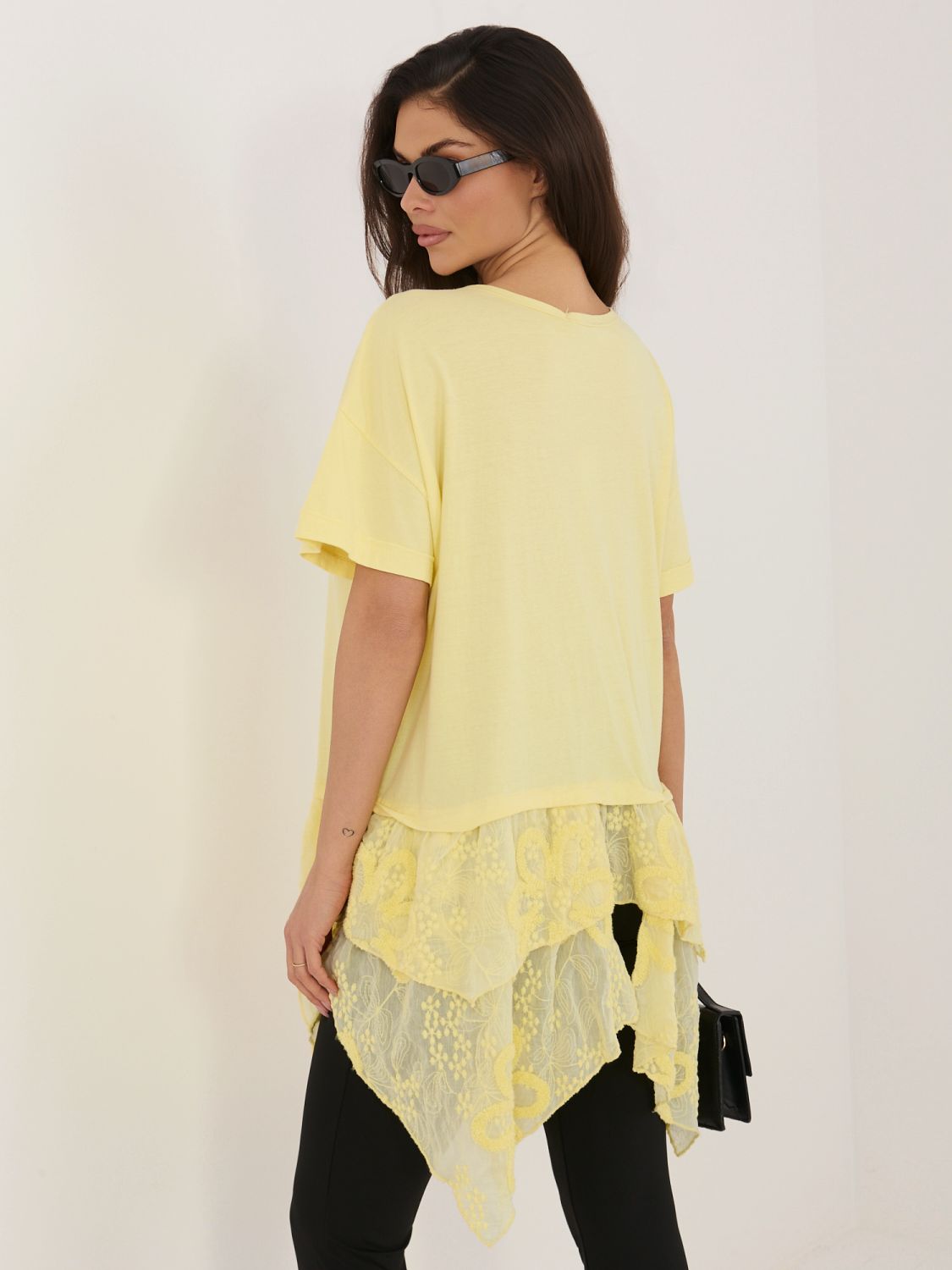 Żółta bawełniana bluzka z falbaną i haftem
