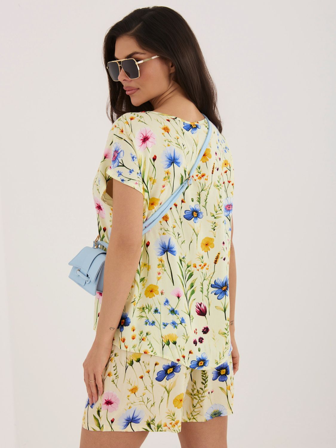 Żółta bluzka w kwiaty