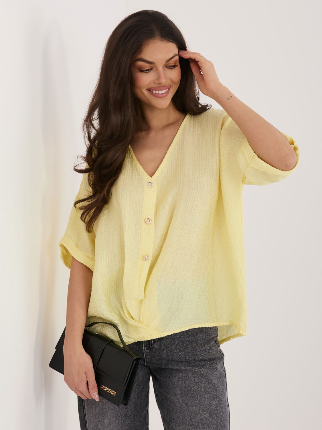 Żółta bluzka z dekoltem V i krótkim rękawem