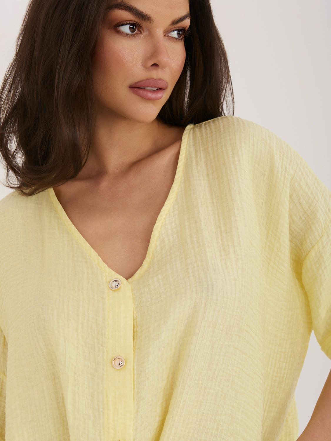 Żółta bluzka z dekoltem V i krótkim rękawem