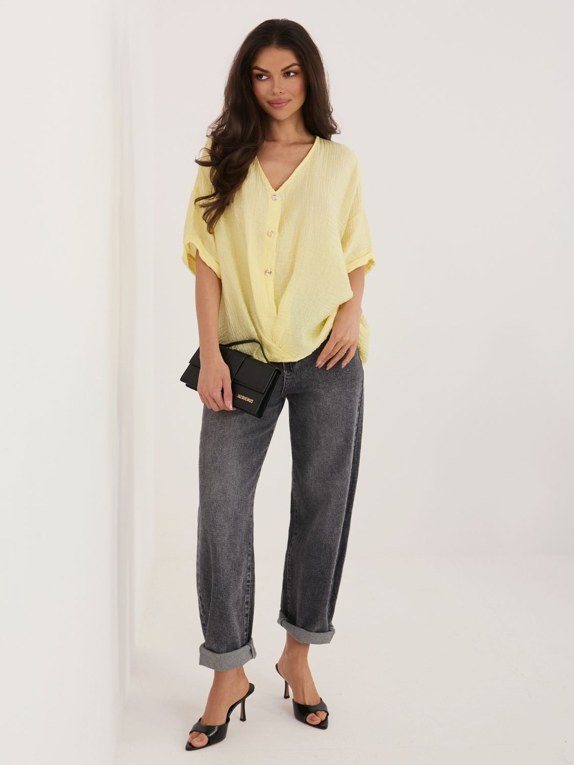 Żółta bluzka z dekoltem V i krótkim rękawem