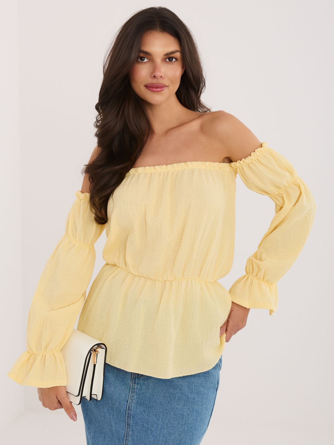 Żółta bluzka hiszpanka z bufiastym rękawem