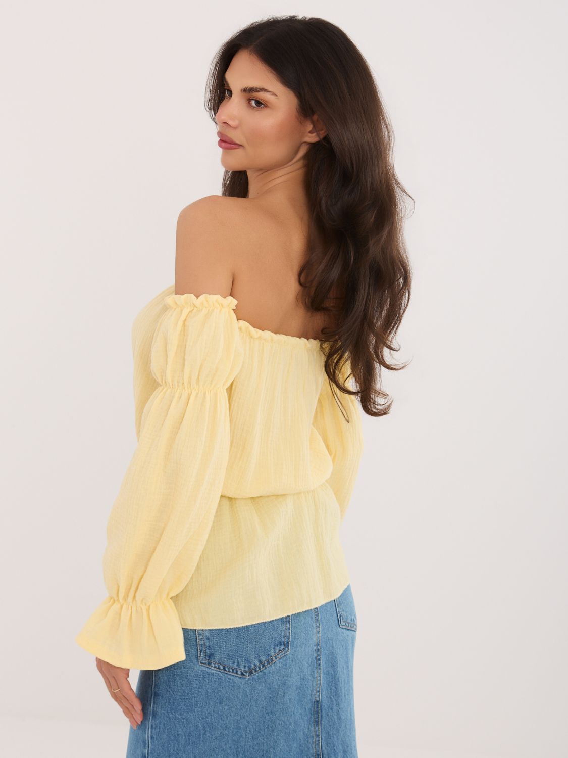 Żółta bluzka hiszpanka z bufiastym rękawem