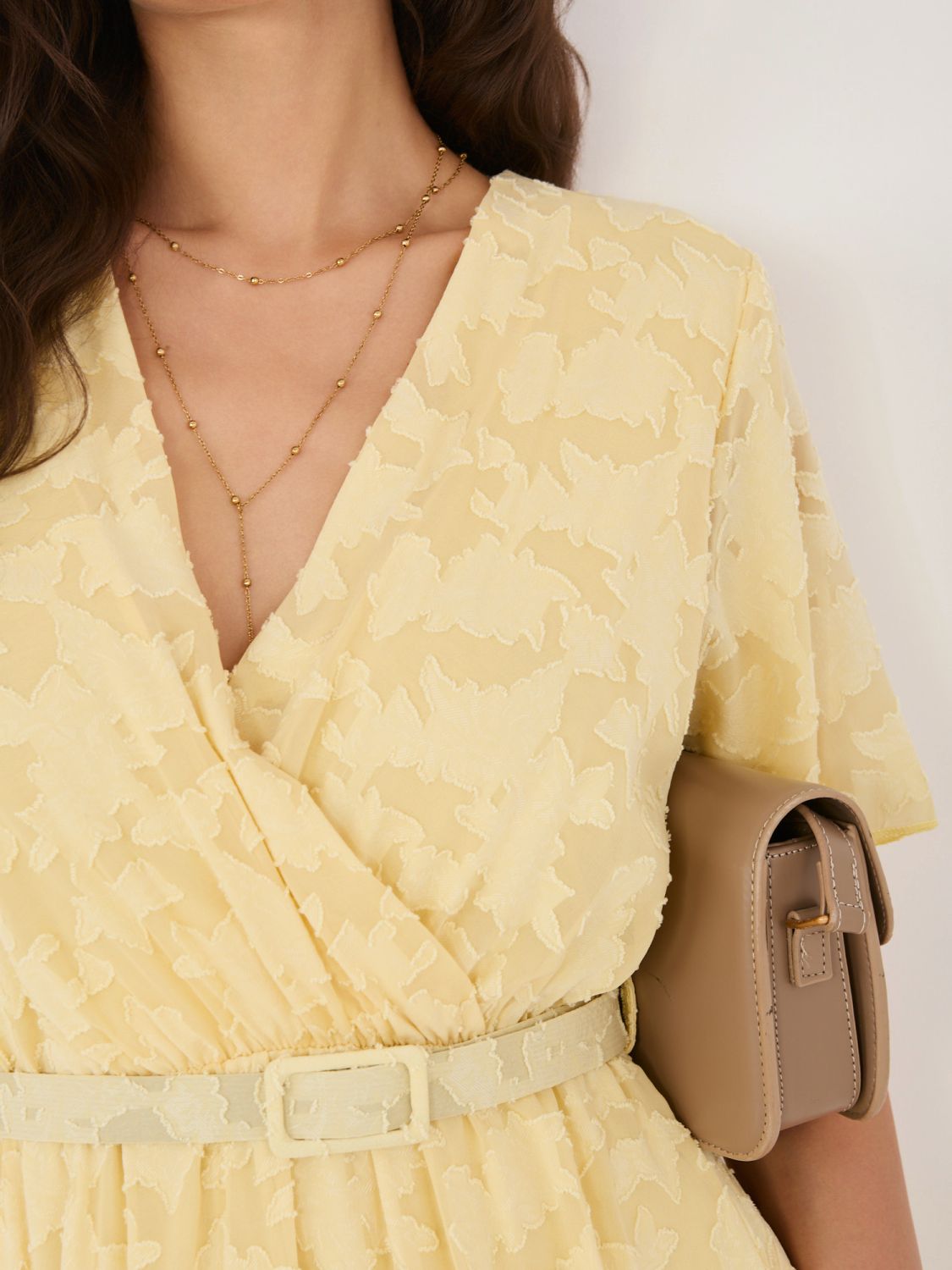 Jasnożółta rozkloszowana sukienka midi z paskiem