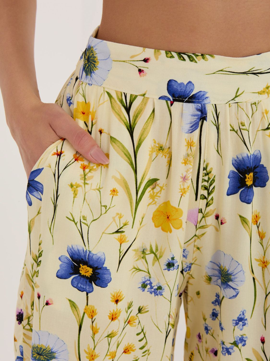 Żółte szorty w kwiaty