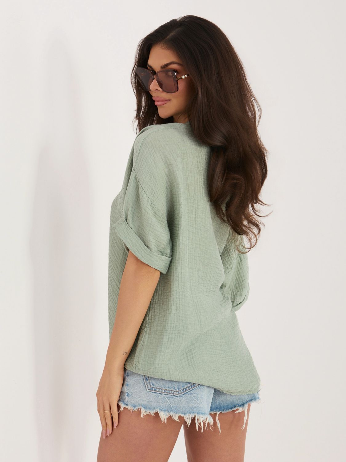 Stylowa khaki bluzka z dekoltem w serek i krótkim rękawem