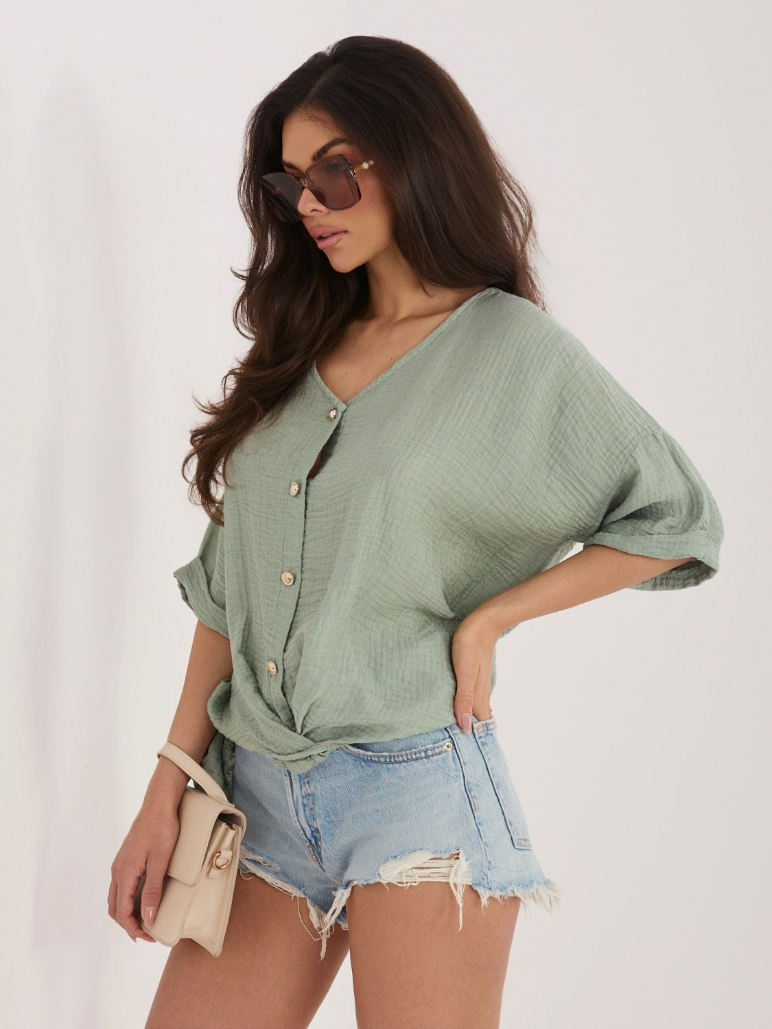 Stylowa khaki bluzka z dekoltem w serek i krótkim rękawem