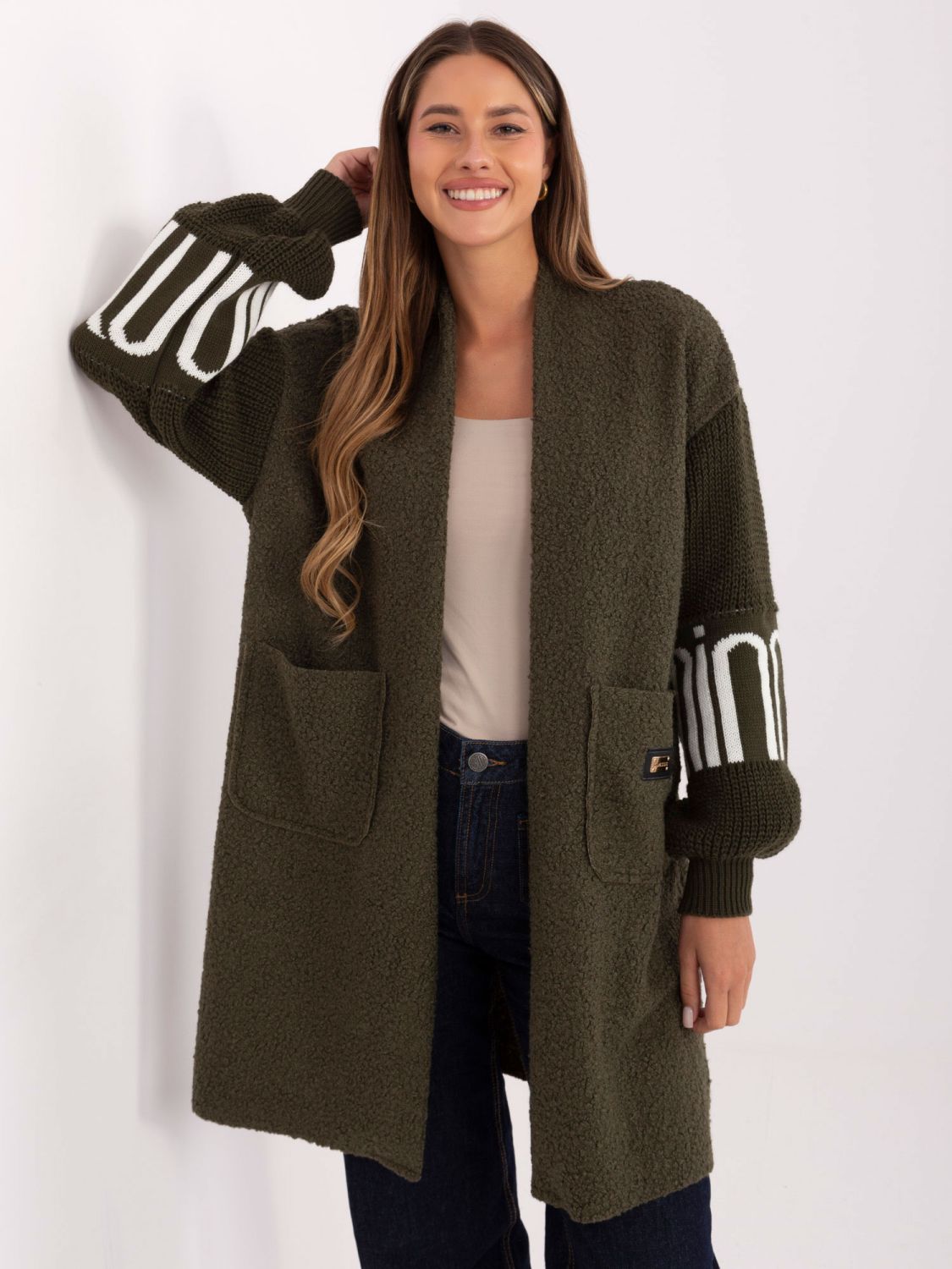 Stylowy khaki kardigan z kieszeniami i bufiastymi rękawami