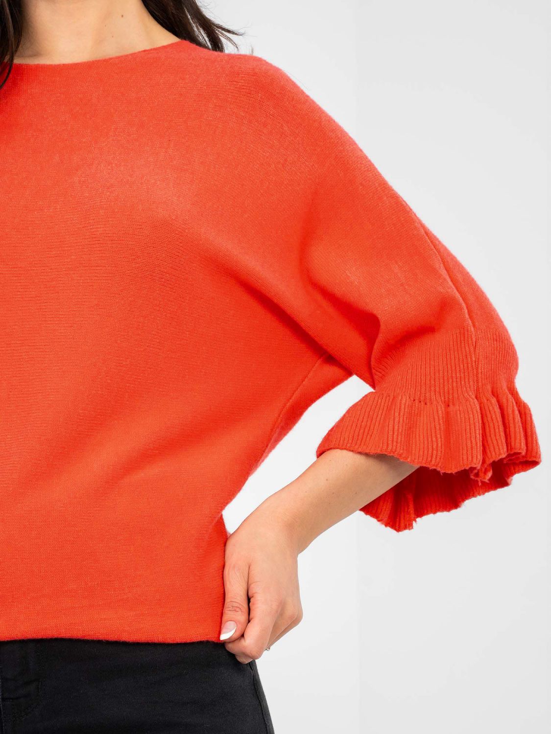 Elegancki koralowy sweter z falbaną i rękawem 3/4