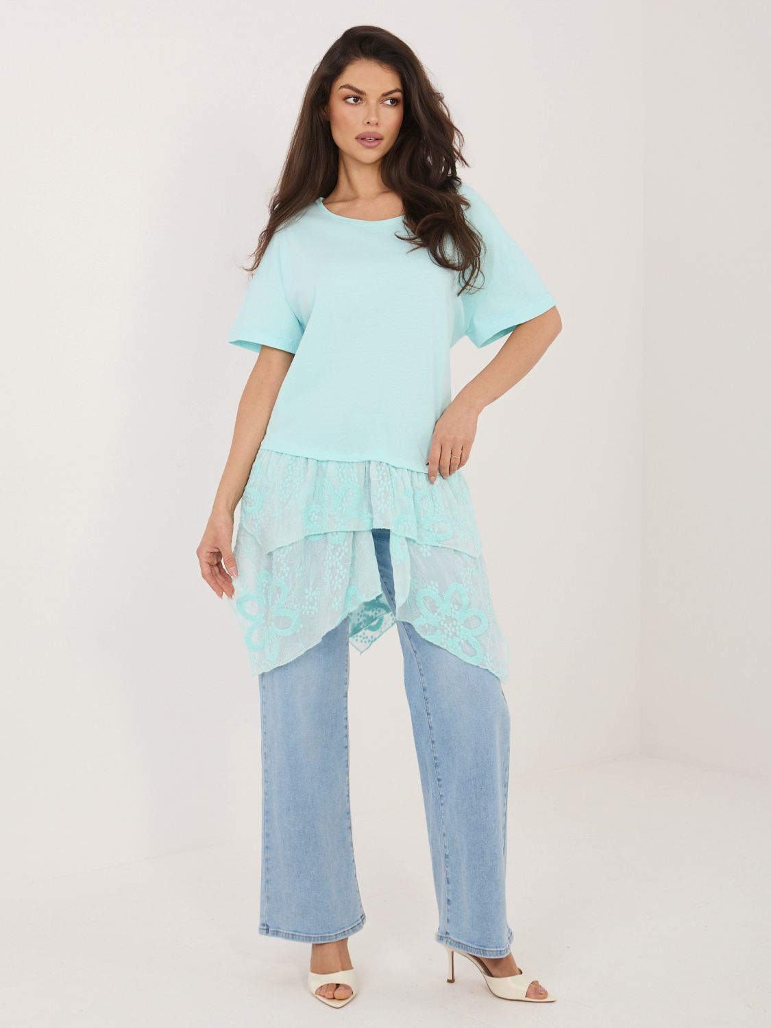 Miętowa bawełniana bluzka z falbaną i haftem