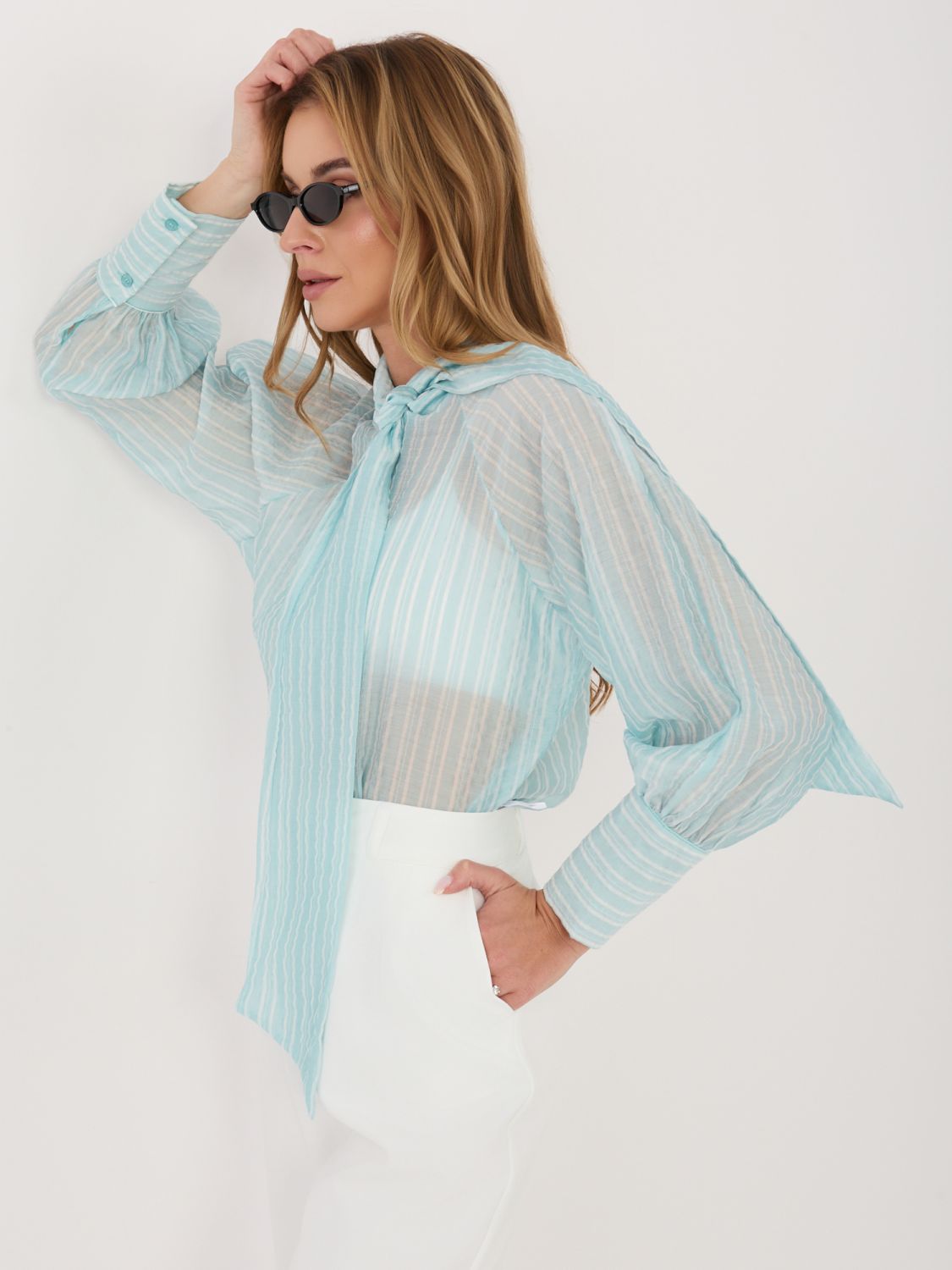 Miętowa koszula w paski z wiązaniem i bufiastym rękawem