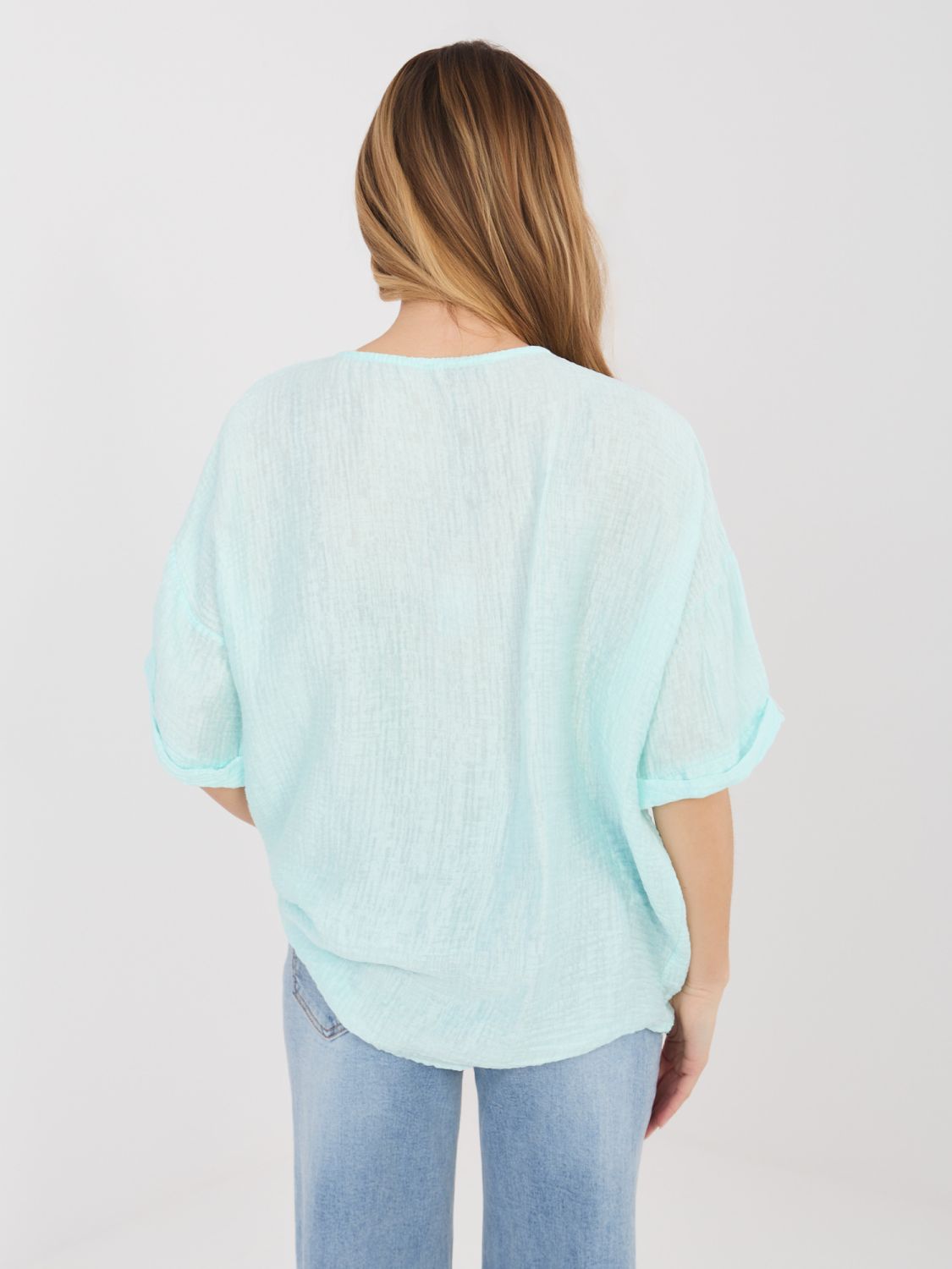 Miętowa bluzka z dekoltem V i krótkim rękawem