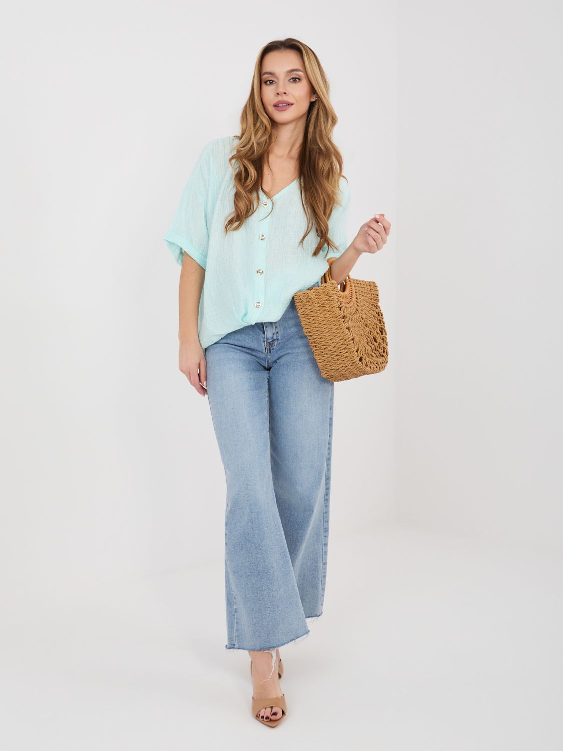 Miętowa bluzka z dekoltem V i krótkim rękawem