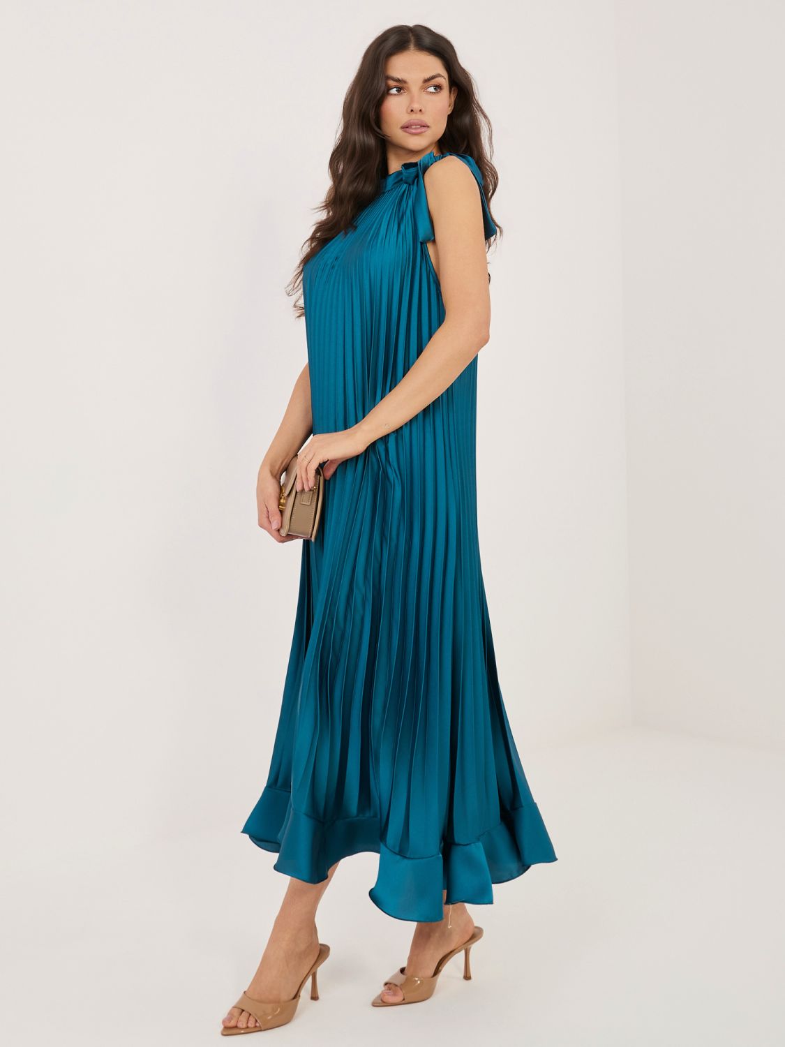 Niebieska koktajlowa sukienka midi z wiązaniem i falbaną