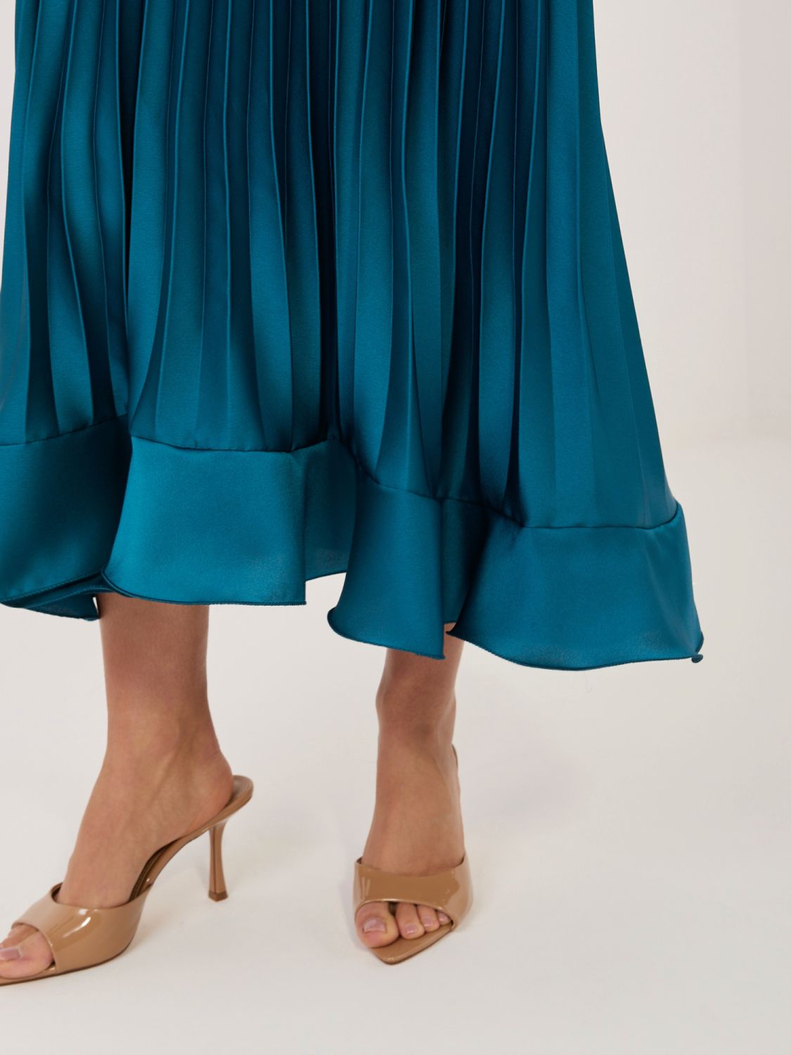 Niebieska koktajlowa sukienka midi z wiązaniem i falbaną