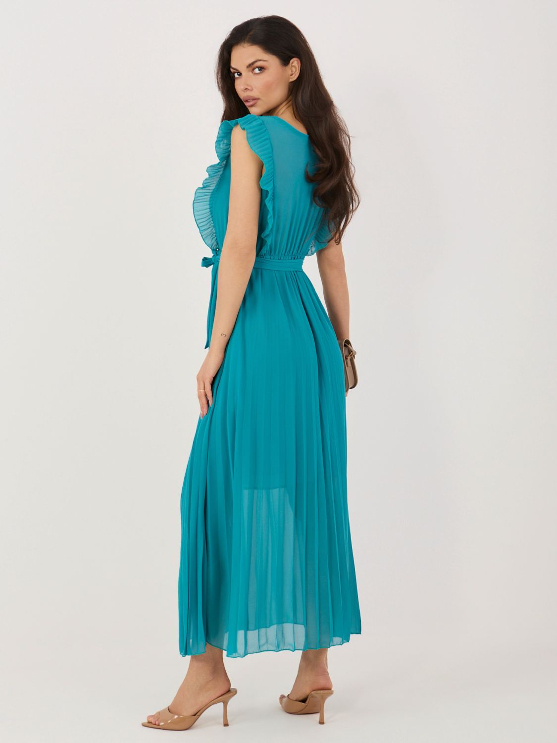 Niebieska rozkloszowana sukienka midi z paskiem