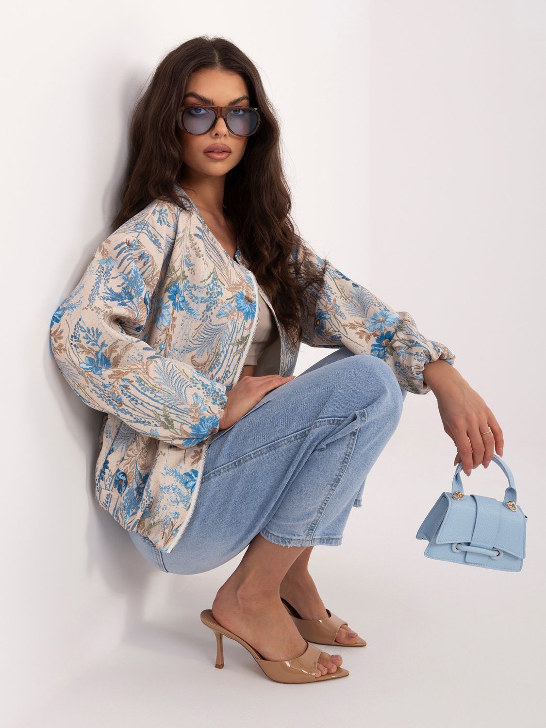 Niebieska bomberka w kwiaty bez kaptura