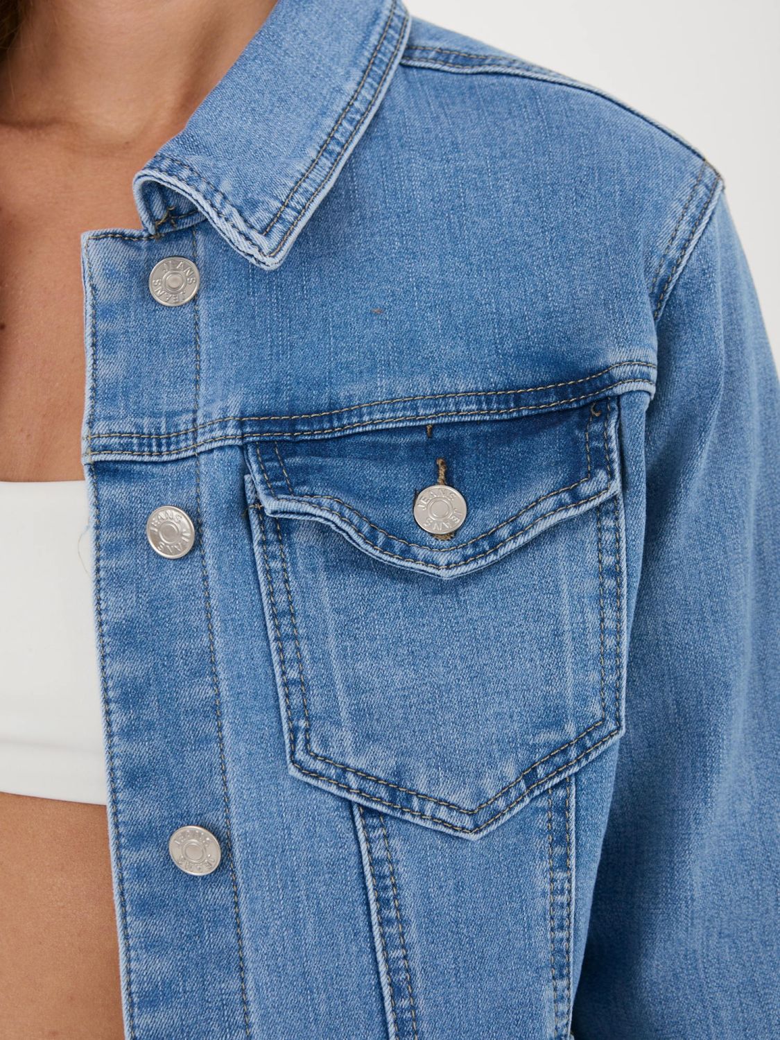 Niebieska kurtka jeansowa z guzikami