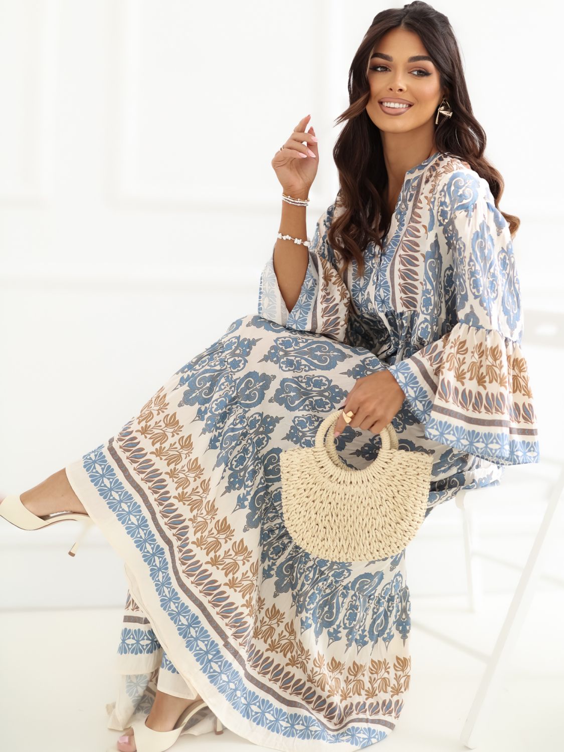 Niebieska maxi sukienka z nadrukiem i rękawem 3/4