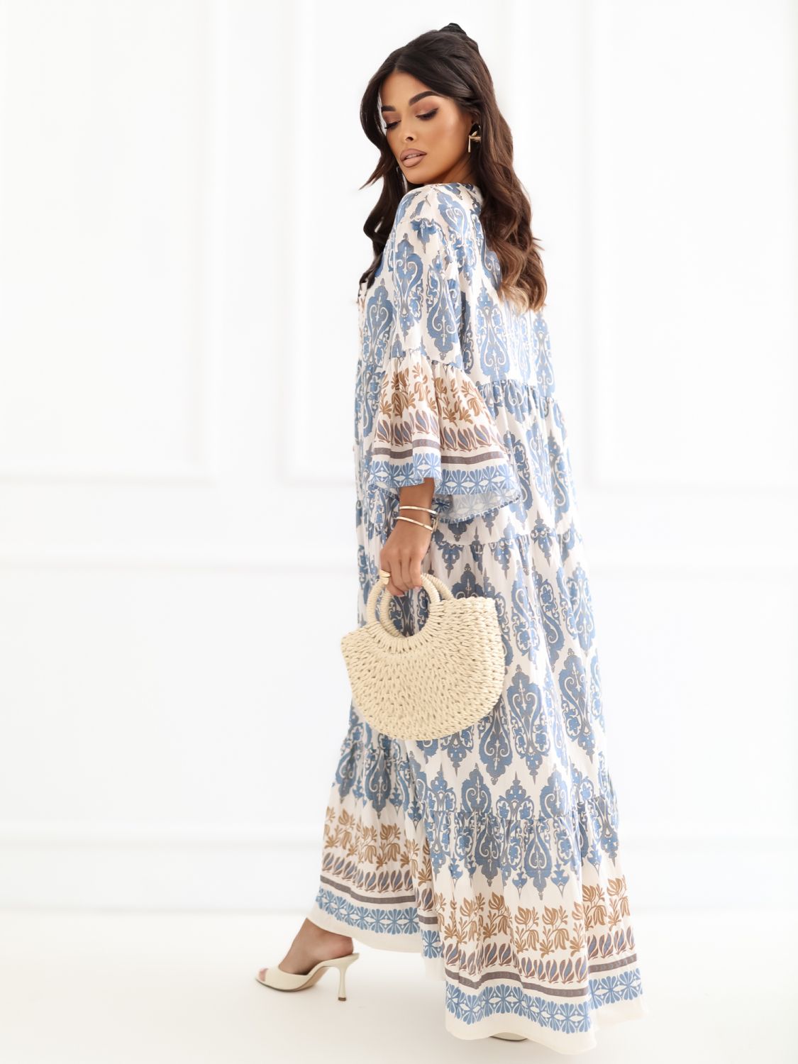 Niebieska maxi sukienka z nadrukiem i rękawem 3/4