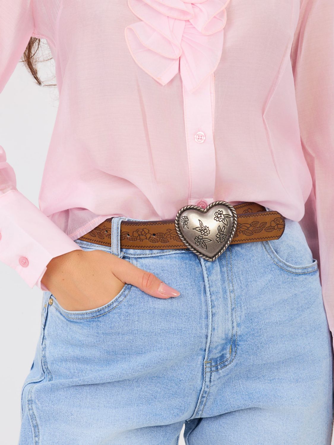 Damskie mom jeans z wysokim stanem i paskiem, niebieskie