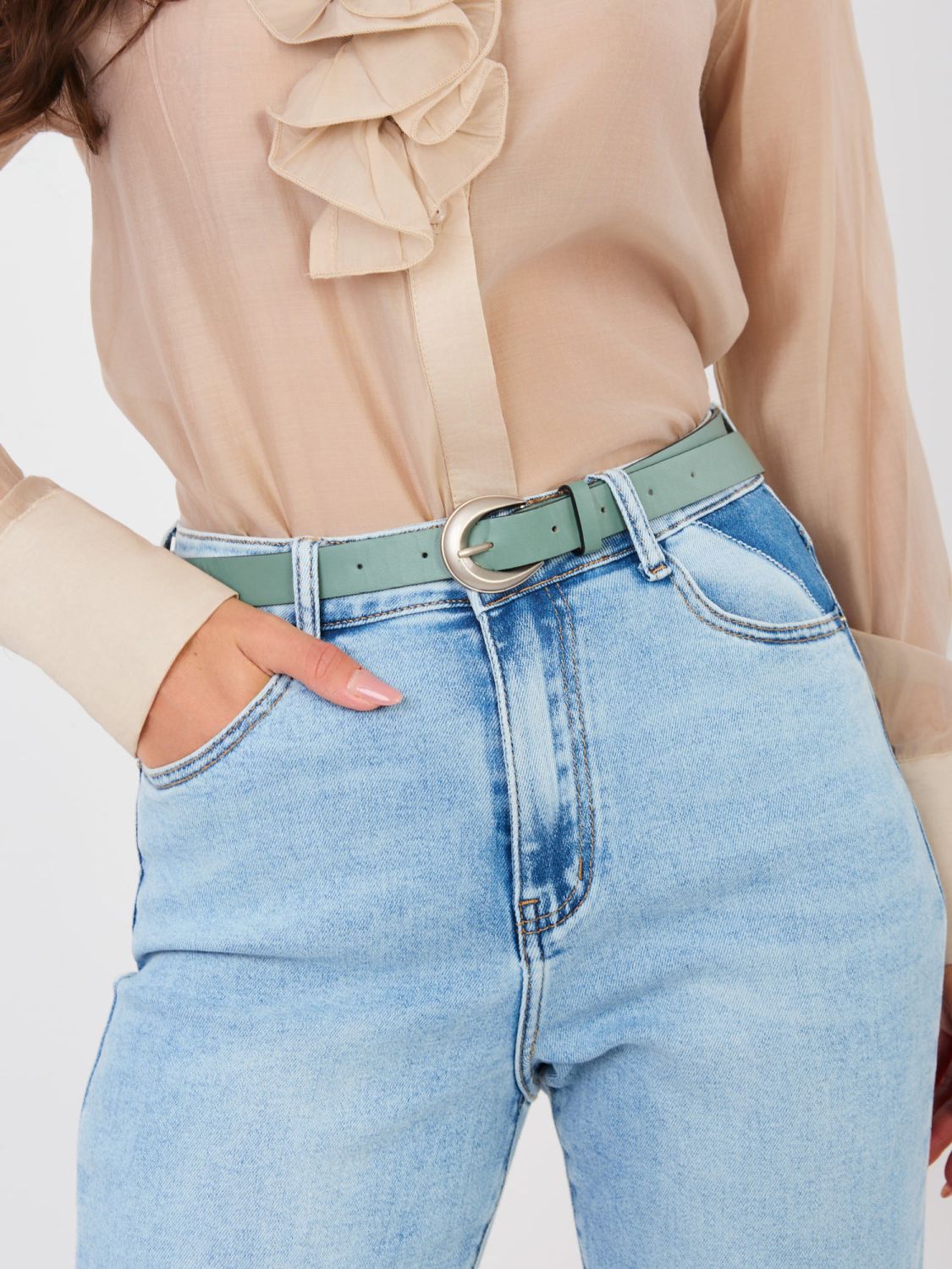 Damskie mom jeans z wysokim stanem i paskiem, niebieskie