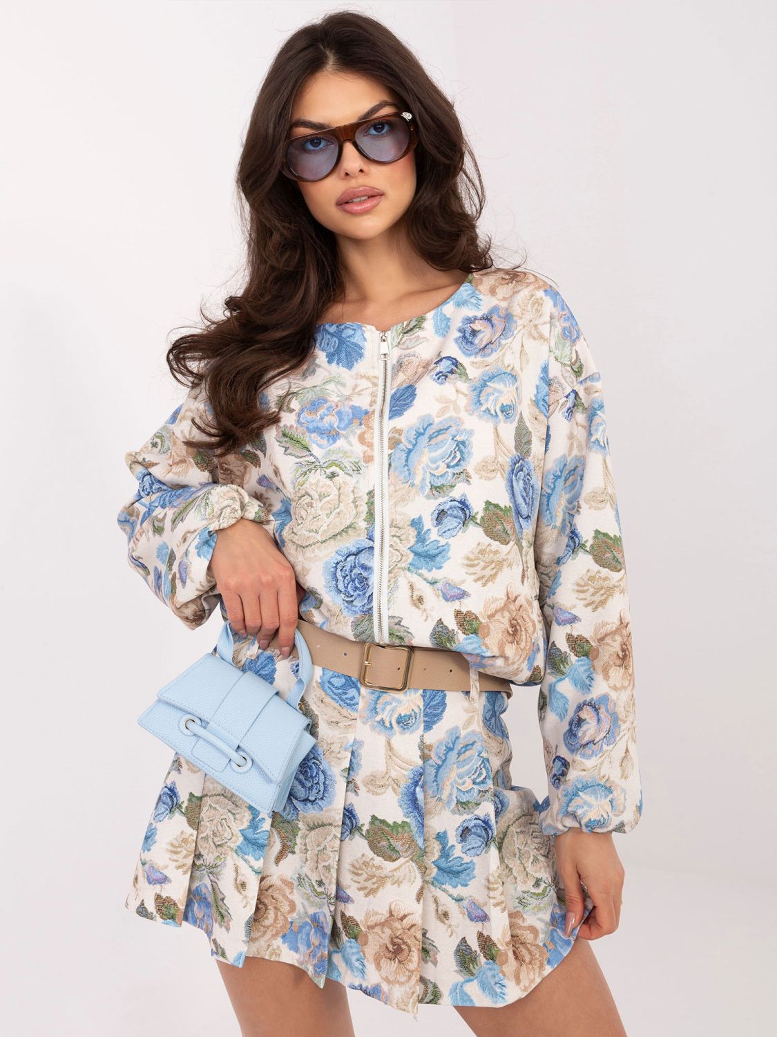 Niebieskie szorty w kwiaty z szerokimi nogawkami i paskiem