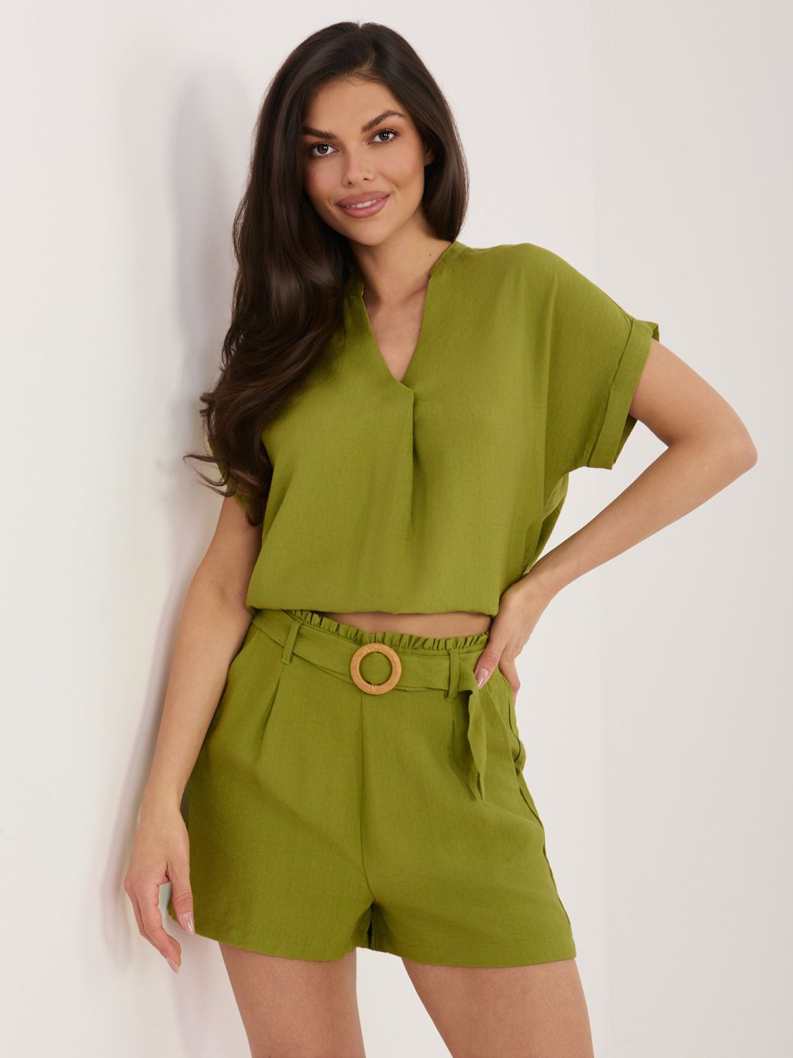 Damskie oliwkowe szorty z paskiem