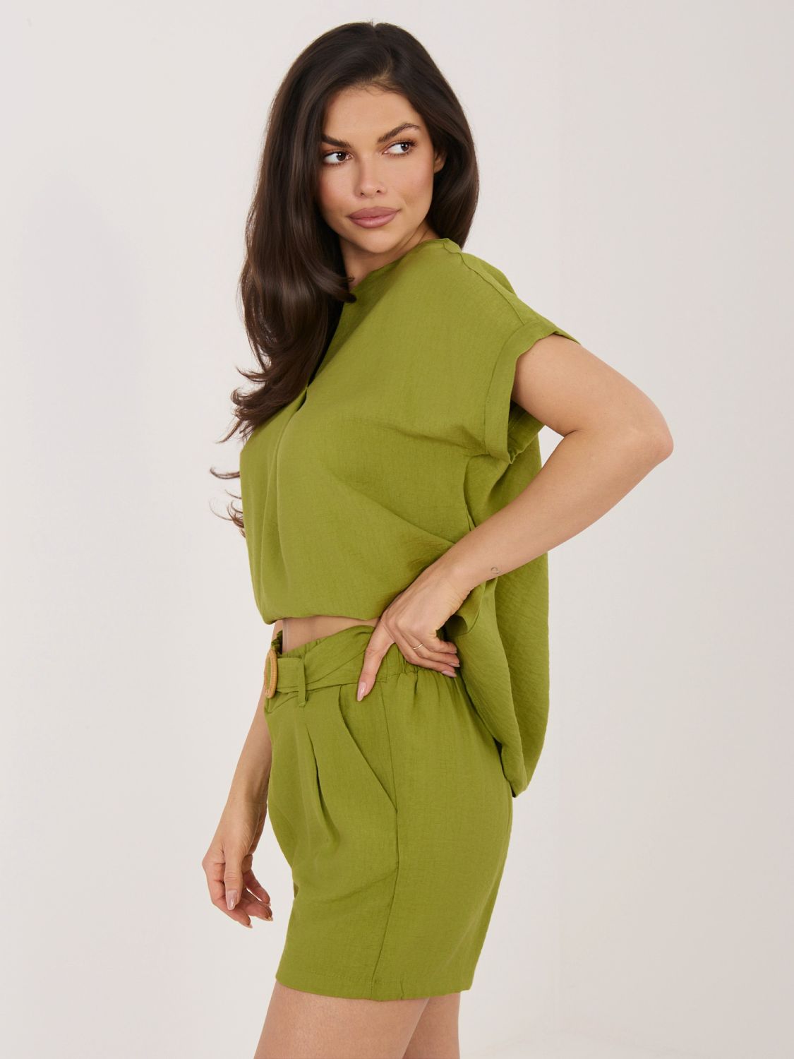 Damskie oliwkowe szorty z paskiem