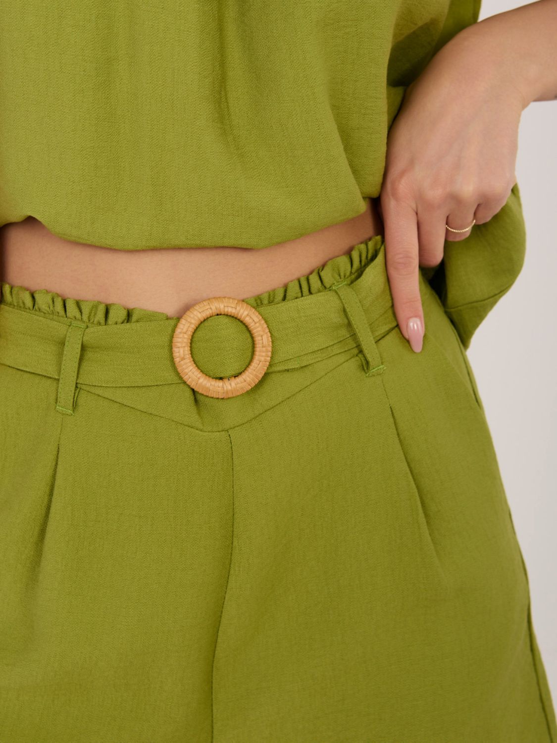 Damskie oliwkowe szorty z paskiem