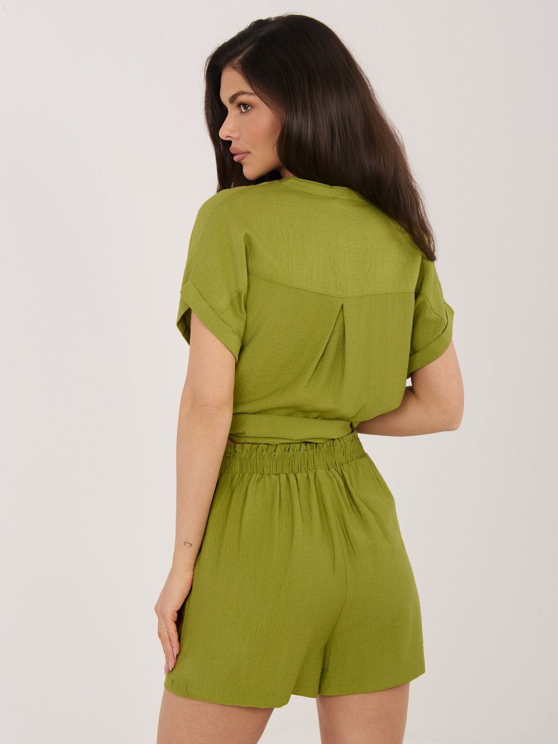 Damskie oliwkowe szorty z paskiem