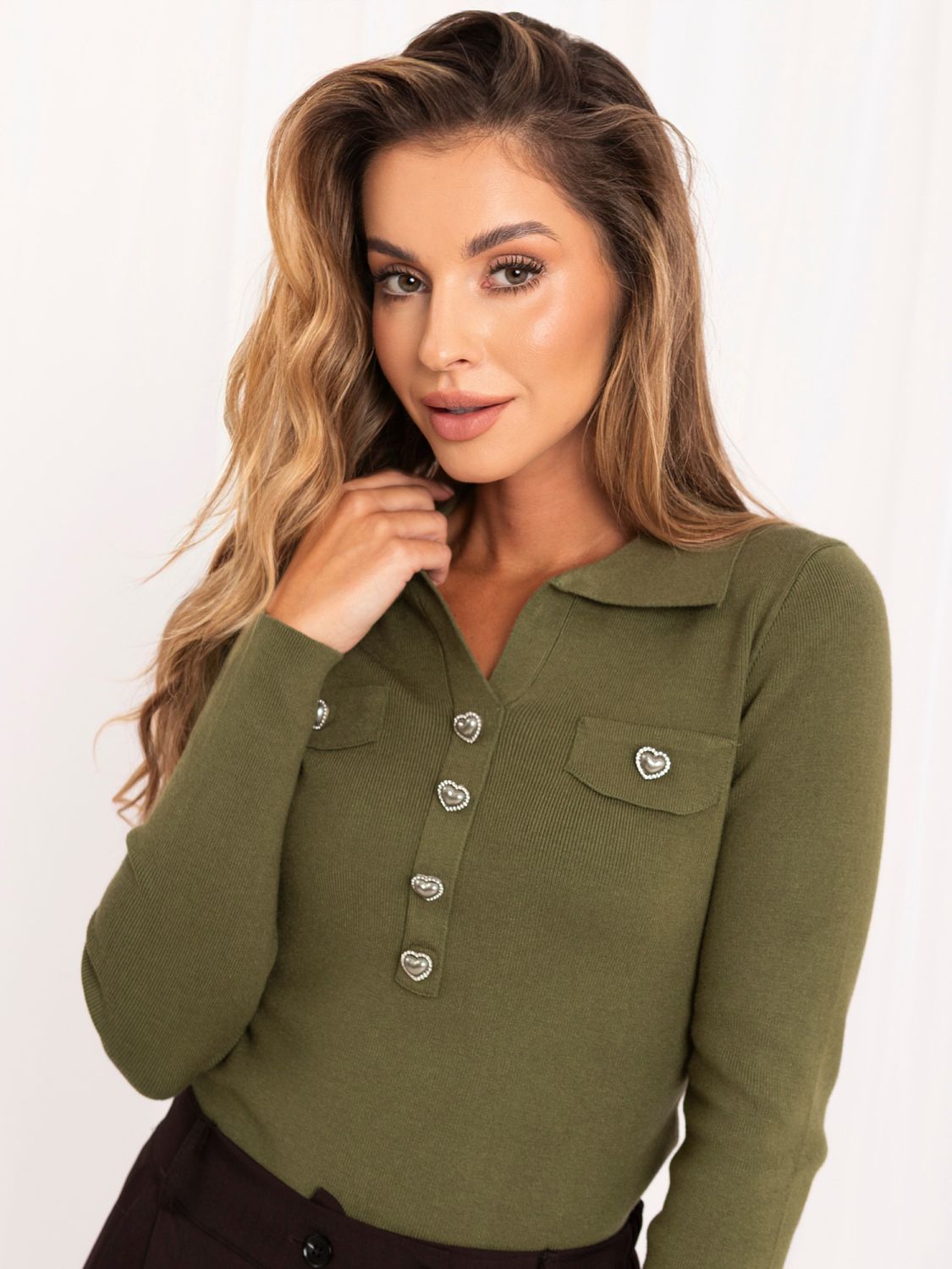 Elegancki sweter khaki z kołnierzykiem i guzikami
