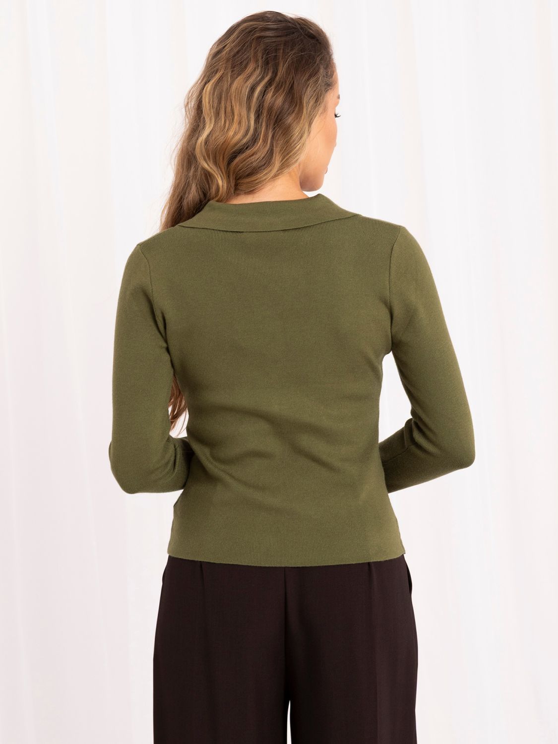 Elegancki sweter khaki z kołnierzykiem i guzikami