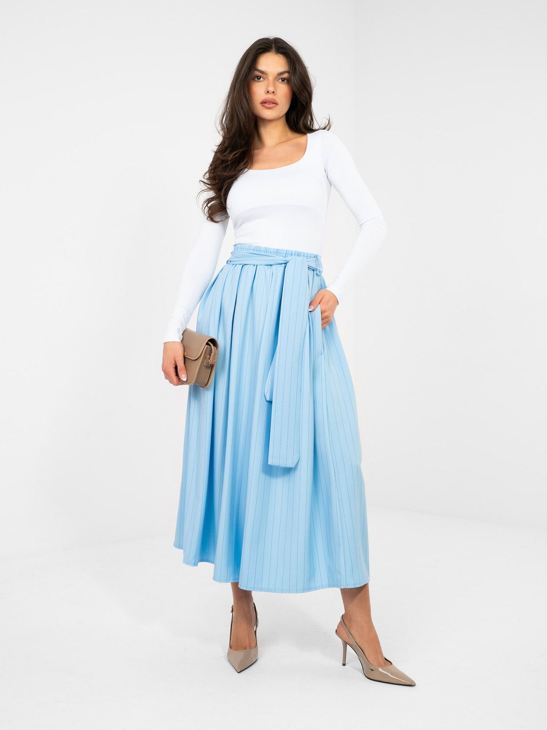Elegancka jasnoniebieska spódnica midi w paski z paskiem