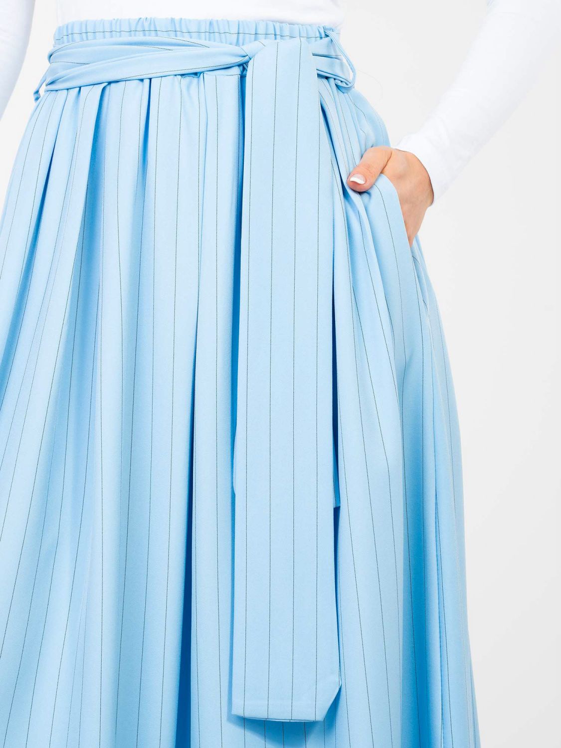 Elegancka jasnoniebieska spódnica midi w paski z paskiem
