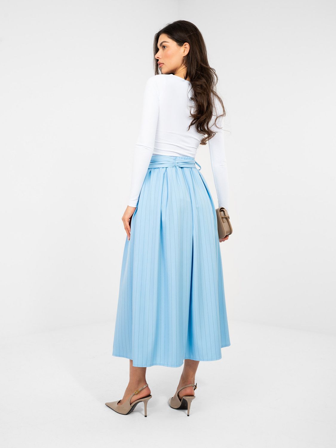 Elegancka jasnoniebieska spódnica midi w paski z paskiem