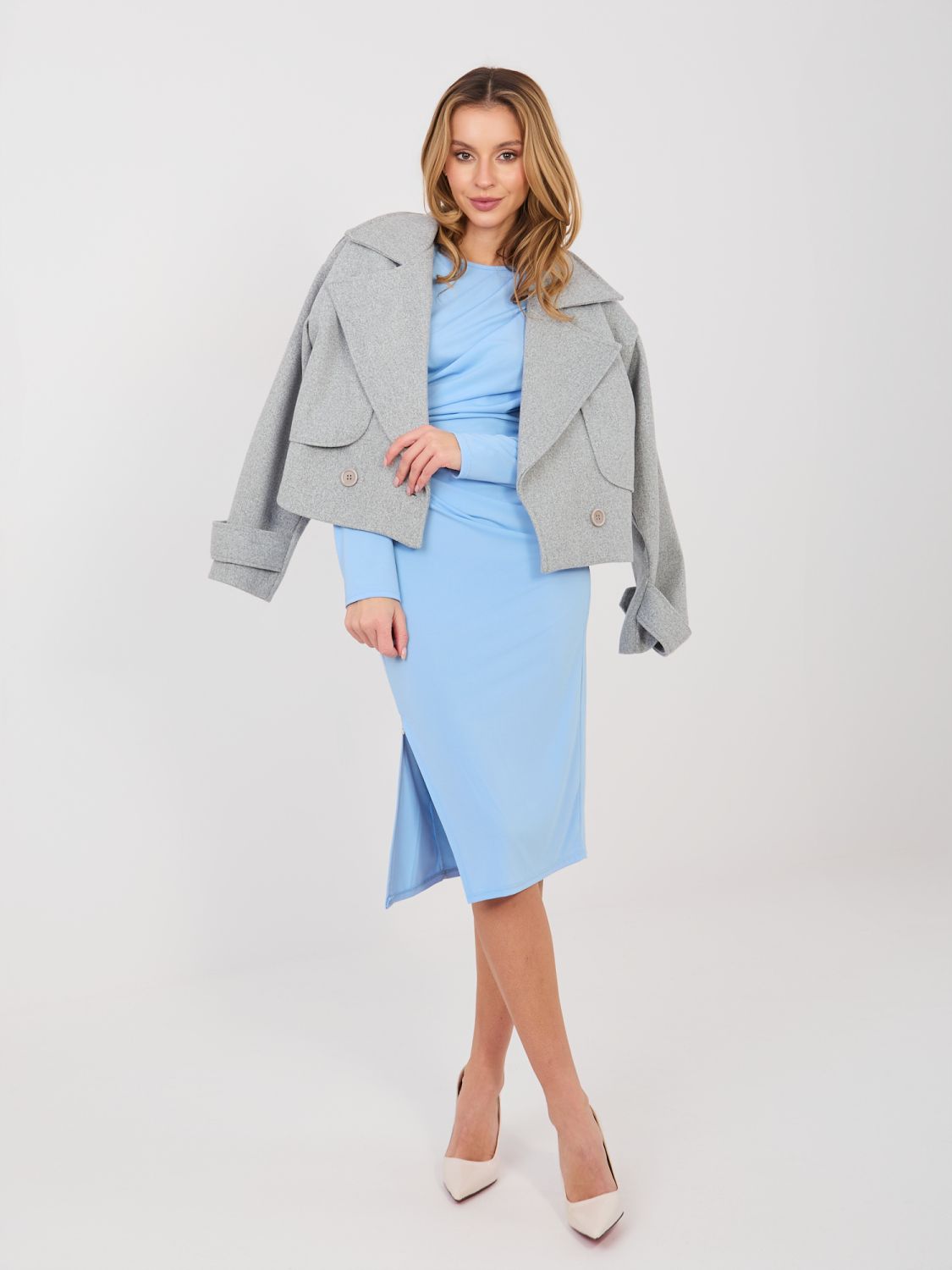 Elegancka jasnoniebieska sukienka midi ołówkowa z długim rękawem