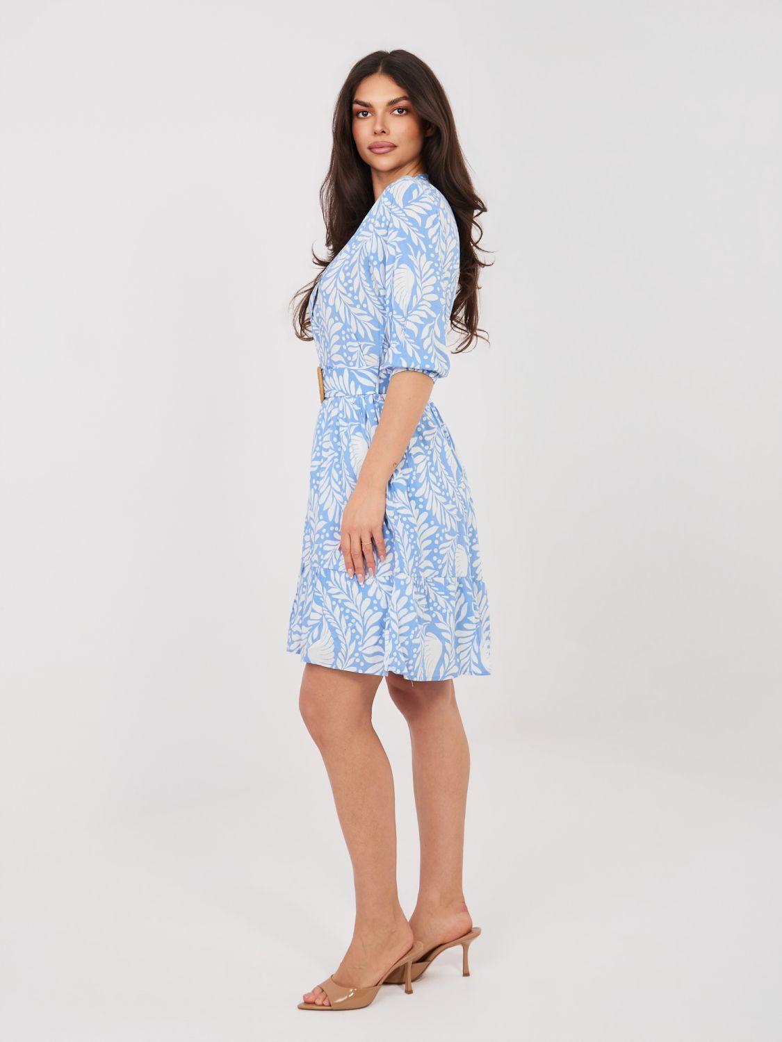 Niebieska sukienka z nadrukiem i paskiem