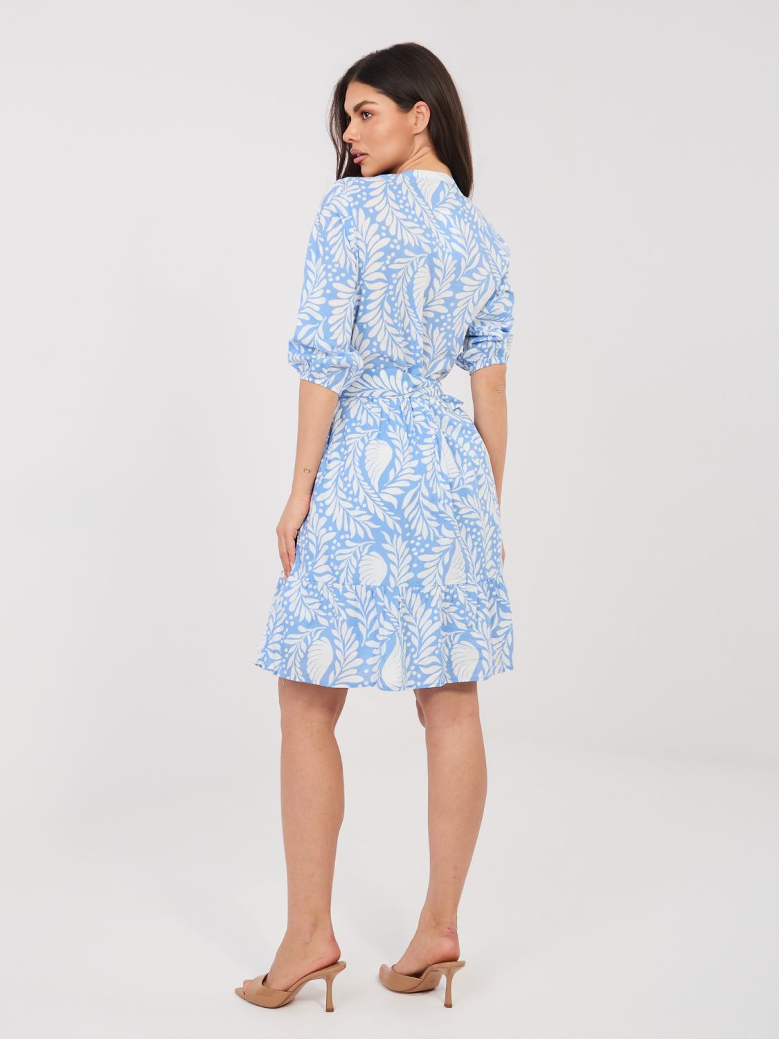 Niebieska sukienka z nadrukiem i paskiem