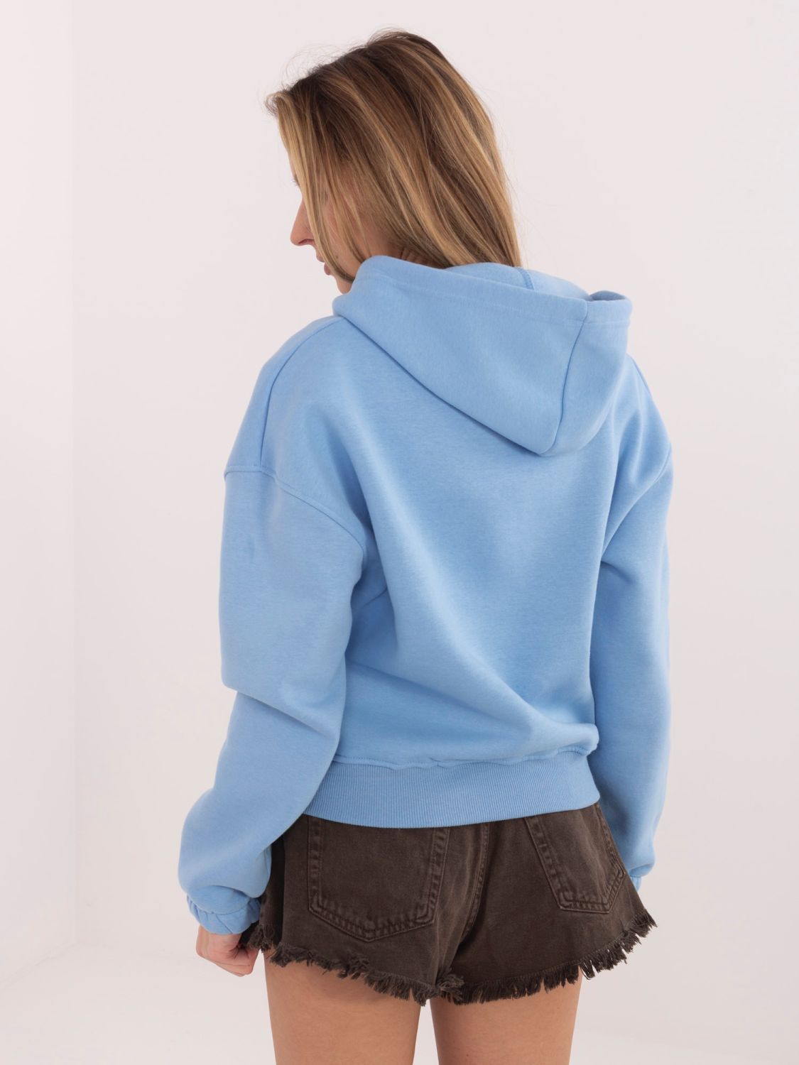 Krótka niebieska bluza z kapturem na zamek