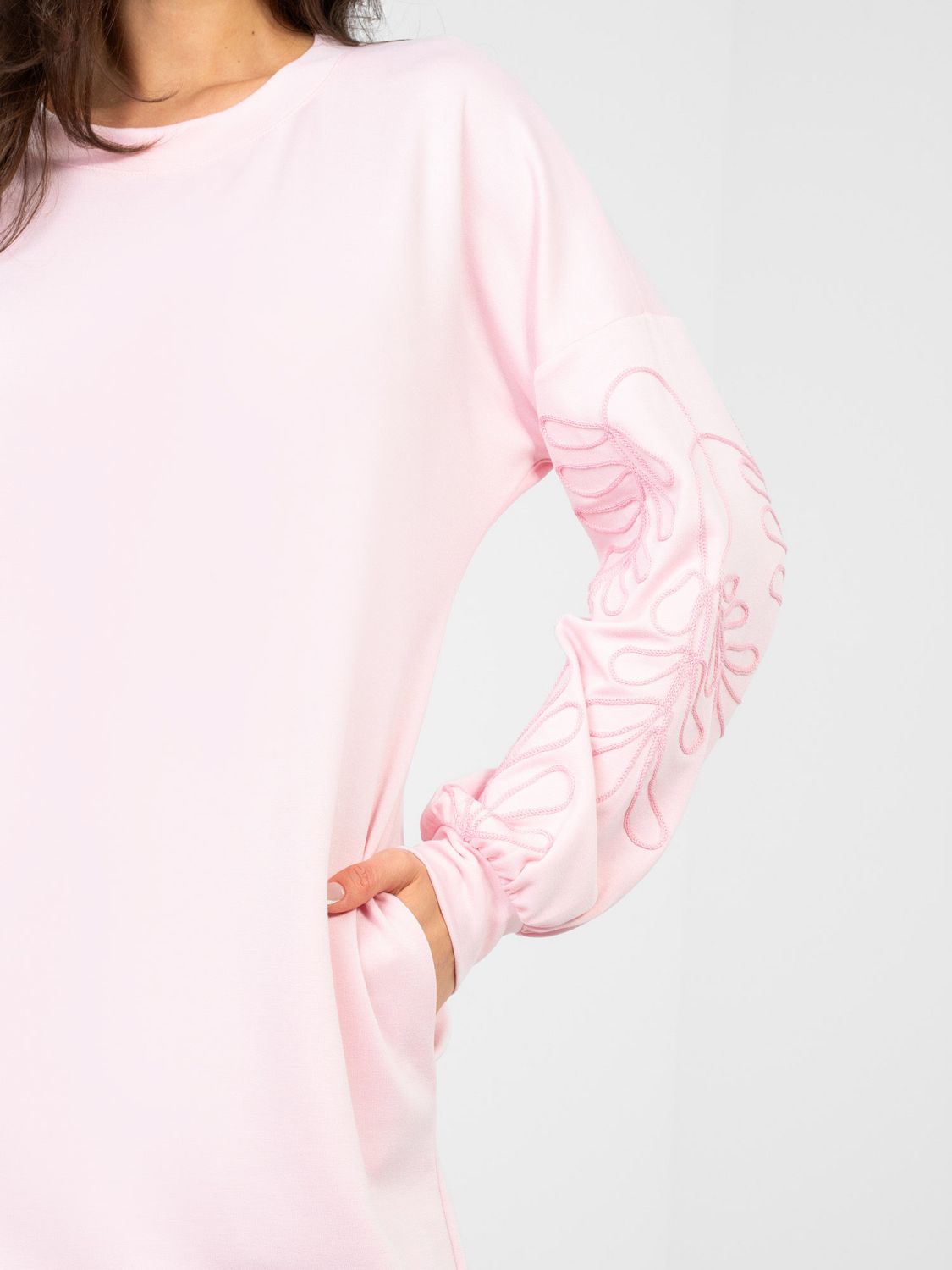 Różowa mini sukienka z haftem i bufiastym rękawem