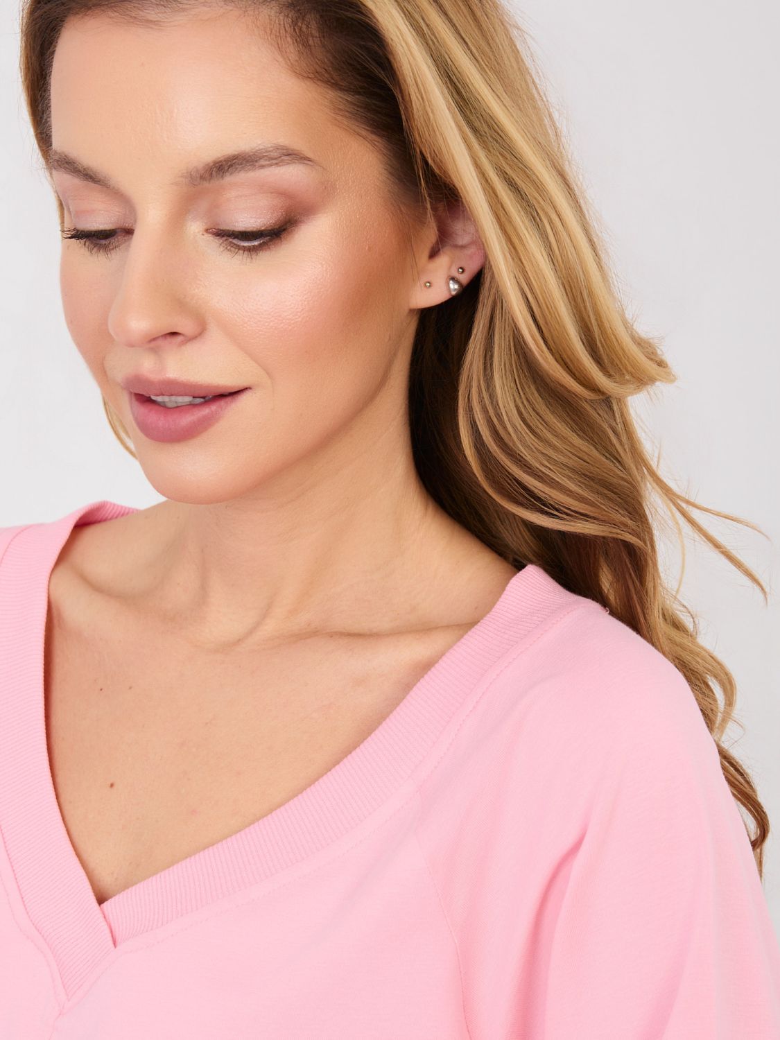 Różowa sukienka dresowa z rękawem 3/4 i dekoltem V