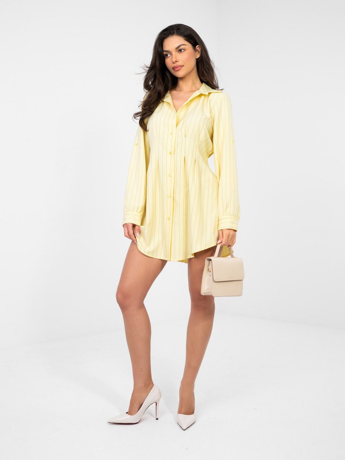 Żółta koszulowa sukienka mini w paski z kołnierzykiem